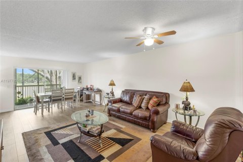 Copropriété à vendre à Pembroke Pines, Floride: 2 chambres, 110.74 m2 № 2042087 - photo 5