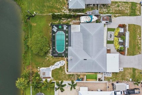 House in Sarasota, Florida 2 bedrooms, 180.69 sq.m. № 2227338 - photo 2