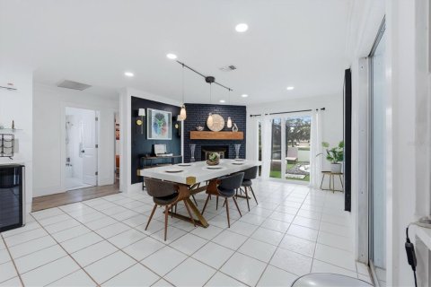 House in Sarasota, Florida 2 bedrooms, 180.69 sq.m. № 2227338 - photo 12