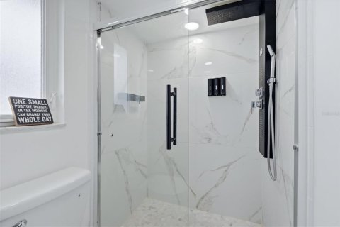 House in Sarasota, Florida 2 bedrooms, 180.69 sq.m. № 2227338 - photo 21