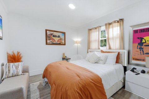 House in Sarasota, Florida 2 bedrooms, 180.69 sq.m. № 2227338 - photo 22