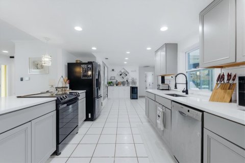 House in Sarasota, Florida 2 bedrooms, 180.69 sq.m. № 2227338 - photo 10