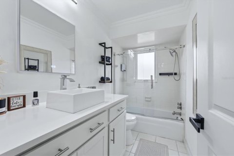 House in Sarasota, Florida 2 bedrooms, 180.69 sq.m. № 2227338 - photo 17