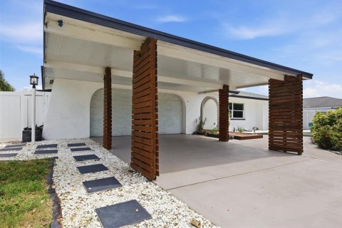 House in Sarasota, Florida 2 bedrooms, 180.69 sq.m. № 2227338 - photo 4