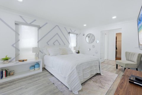 House in Sarasota, Florida 2 bedrooms, 180.69 sq.m. № 2227338 - photo 15