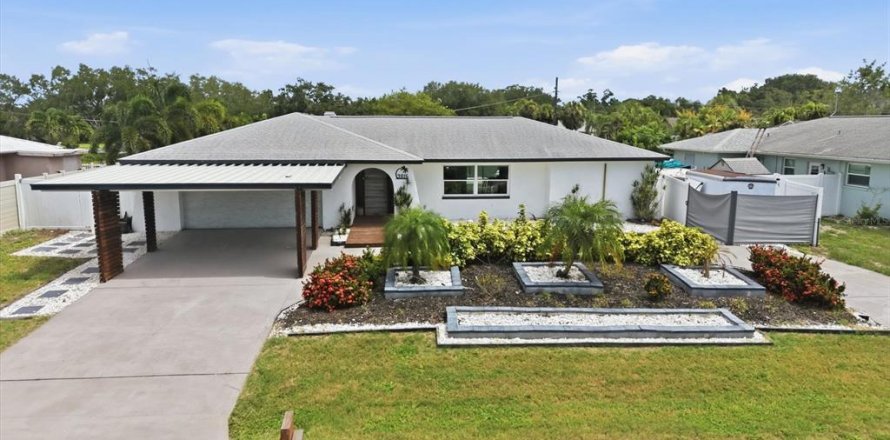 House in Sarasota, Florida 2 bedrooms, 180.69 sq.m. № 2227338
