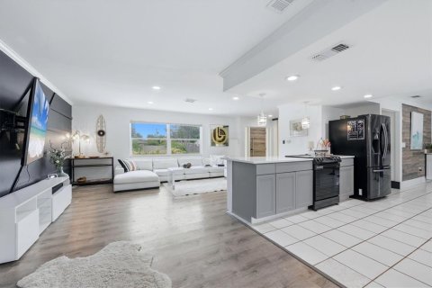House in Sarasota, Florida 2 bedrooms, 180.69 sq.m. № 2227338 - photo 9