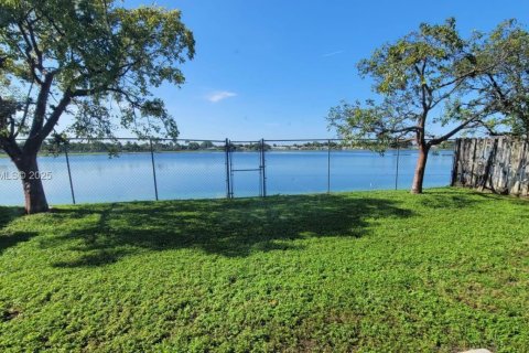 Villa ou maison à vendre à Miami Gardens, Floride: 3 chambres, 111.95 m2 № 2037873 - photo 4