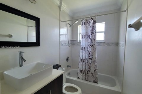 Villa ou maison à vendre à Miami Gardens, Floride: 3 chambres, 111.95 m2 № 2037873 - photo 11