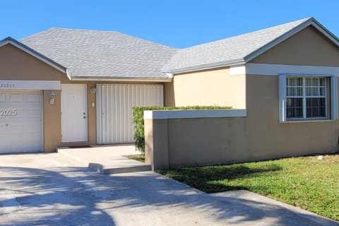 Villa ou maison à vendre à Miami Gardens, Floride: 3 chambres, 111.95 m2 № 2037873 - photo 3