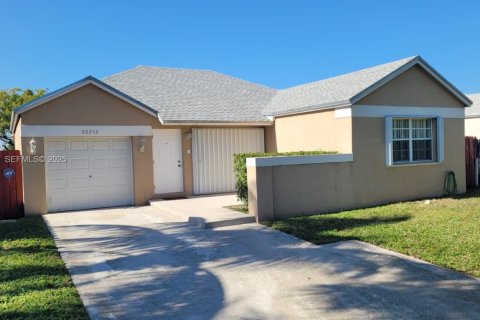 Villa ou maison à vendre à Miami Gardens, Floride: 3 chambres, 111.95 m2 № 2037873 - photo 2
