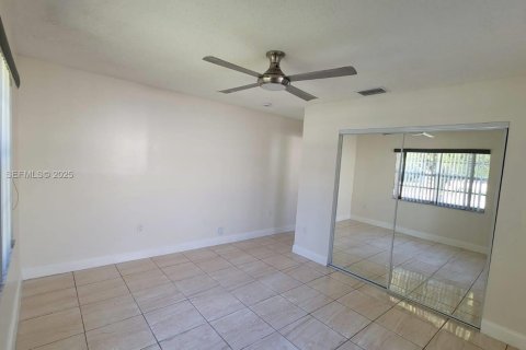 Villa ou maison à vendre à Miami Gardens, Floride: 3 chambres, 111.95 m2 № 2037873 - photo 15
