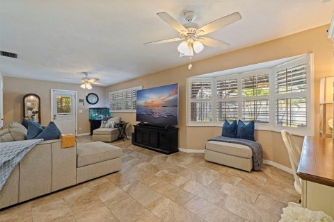 House in Saint Petersburg, Florida 4 bedrooms, 175.4 sq.m. № 1870119 - photo 15