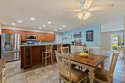 House in Saint Petersburg, Florida 4 bedrooms, 175.4 sq.m. № 1870119 - photo 14