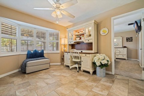 House in Saint Petersburg, Florida 4 bedrooms, 175.4 sq.m. № 1870119 - photo 16