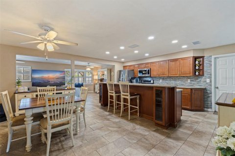 House in Saint Petersburg, Florida 4 bedrooms, 175.4 sq.m. № 1870119 - photo 5