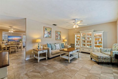 House in Saint Petersburg, Florida 4 bedrooms, 175.4 sq.m. № 1870119 - photo 9