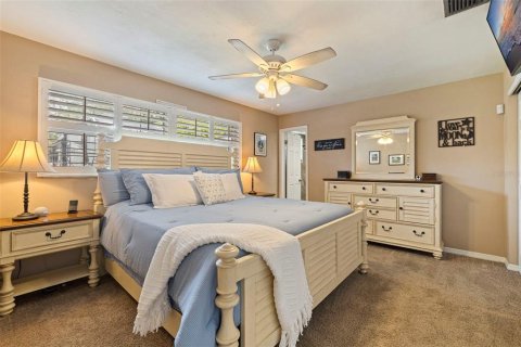 House in Saint Petersburg, Florida 4 bedrooms, 175.4 sq.m. № 1870119 - photo 20