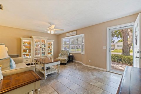 House in Saint Petersburg, Florida 4 bedrooms, 175.4 sq.m. № 1870119 - photo 4