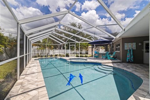 House in Saint Petersburg, Florida 4 bedrooms, 175.4 sq.m. № 1870119 - photo 2