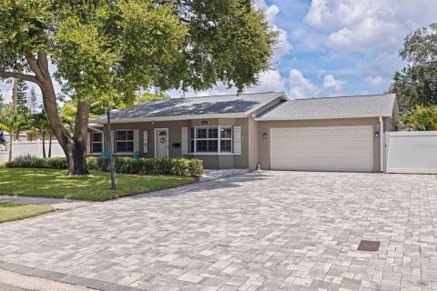 House in Saint Petersburg, Florida 4 bedrooms, 175.4 sq.m. № 1870119 - photo 6