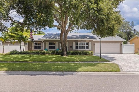 House in Saint Petersburg, Florida 4 bedrooms, 175.4 sq.m. № 1870119 - photo 1