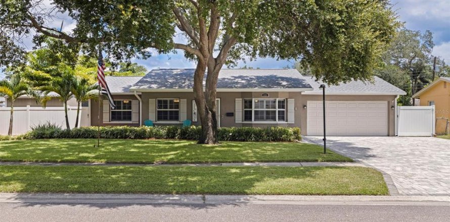 House in Saint Petersburg, Florida 4 bedrooms, 175.4 sq.m. № 1870119