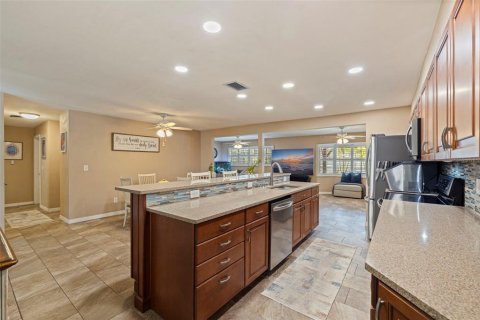 House in Saint Petersburg, Florida 4 bedrooms, 175.4 sq.m. № 1870119 - photo 12