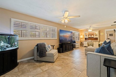 House in Saint Petersburg, Florida 4 bedrooms, 175.4 sq.m. № 1870119 - photo 19