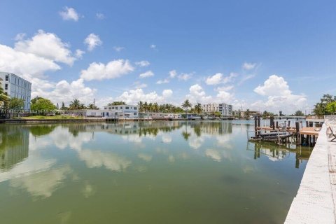 Commercial property in Miami Beach, Florida № 2022293