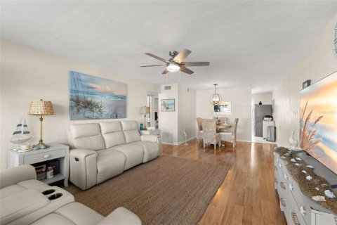 Condo in Clearwater, Florida, 2 bedrooms  № 2101850 - photo 2