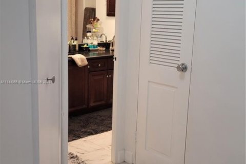 Condo in Fort Lauderdale, Florida, 2 bedrooms  № 1959178 - photo 9