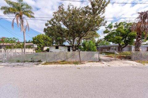 House in Tampa, Florida 2 bedrooms, 105.44 sq.m. № 1635946 - photo 1
