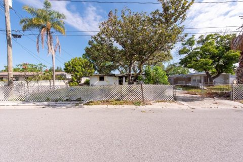 House in Tampa, Florida 2 bedrooms, 105.44 sq.m. № 1635946 - photo 18