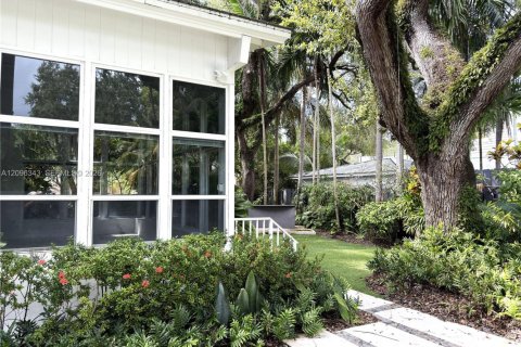 House in Miami, Florida 2 bedrooms, 157.93 sq.m. № 2392999 - photo 10