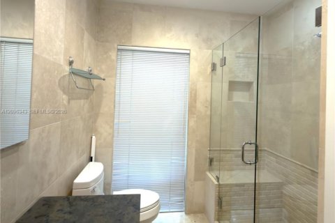 House in Miami, Florida 2 bedrooms, 157.93 sq.m. № 2392999 - photo 12