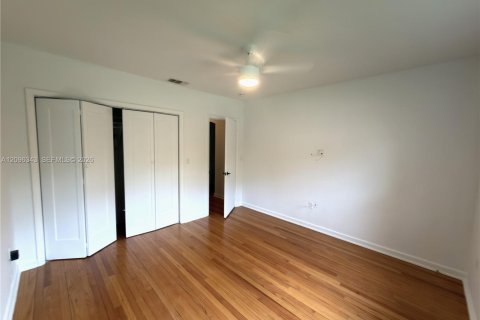 House in Miami, Florida 2 bedrooms, 157.93 sq.m. № 2392999 - photo 3