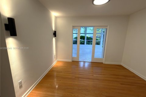 House in Miami, Florida 2 bedrooms, 157.93 sq.m. № 2392999 - photo 7