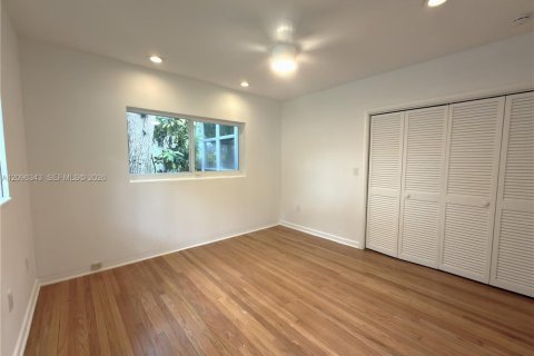 House in Miami, Florida 2 bedrooms, 157.93 sq.m. № 2392999 - photo 5