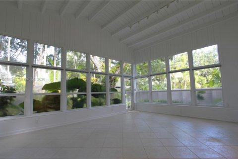 House in Miami, Florida 2 bedrooms, 157.93 sq.m. № 2392999 - photo 8