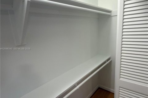 House in Miami, Florida 2 bedrooms, 157.93 sq.m. № 2392999 - photo 6