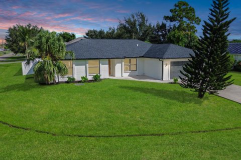House in Port St. Lucie, Florida 4 bedrooms, 176.7 sq.m. № 2426388