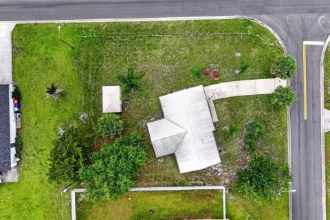 House in Vero Beach, Florida 3 bedrooms, 107.02 sq.m. № 2098080 - photo 2