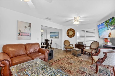 House in Vero Beach, Florida 3 bedrooms, 107.02 sq.m. № 2098080 - photo 15