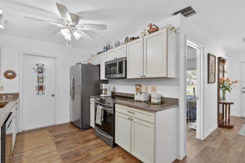 House in Vero Beach, Florida 3 bedrooms, 107.02 sq.m. № 2098080 - photo 9