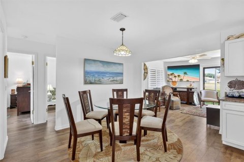House in Vero Beach, Florida 3 bedrooms, 107.02 sq.m. № 2098080 - photo 11