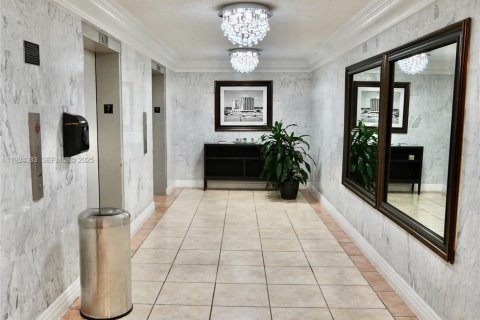 Condominio en venta en Sunny Isles Beach, Florida, 34.37 m2 № 1982613 - foto 15