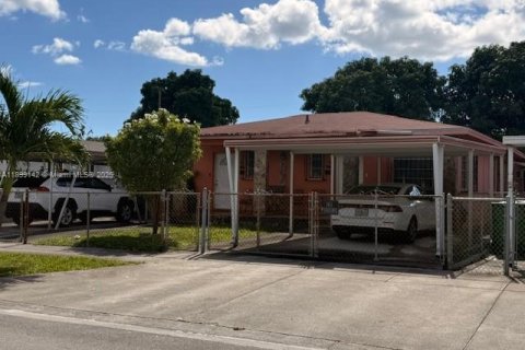 Immobilier commercial à vendre à Hialeah, Floride: 219.62 m2 № 1951160 - photo 1