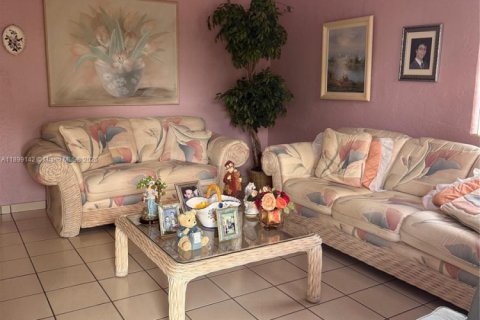 Immobilier commercial à vendre à Hialeah, Floride: 219.62 m2 № 1951160 - photo 8