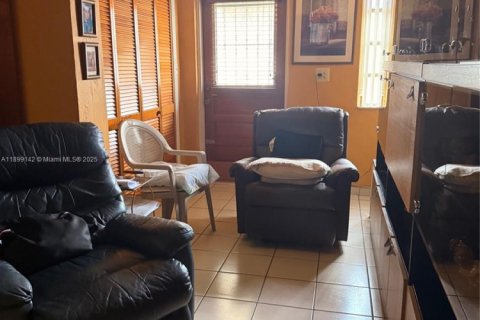 Immobilier commercial à vendre à Hialeah, Floride: 219.62 m2 № 1951160 - photo 4